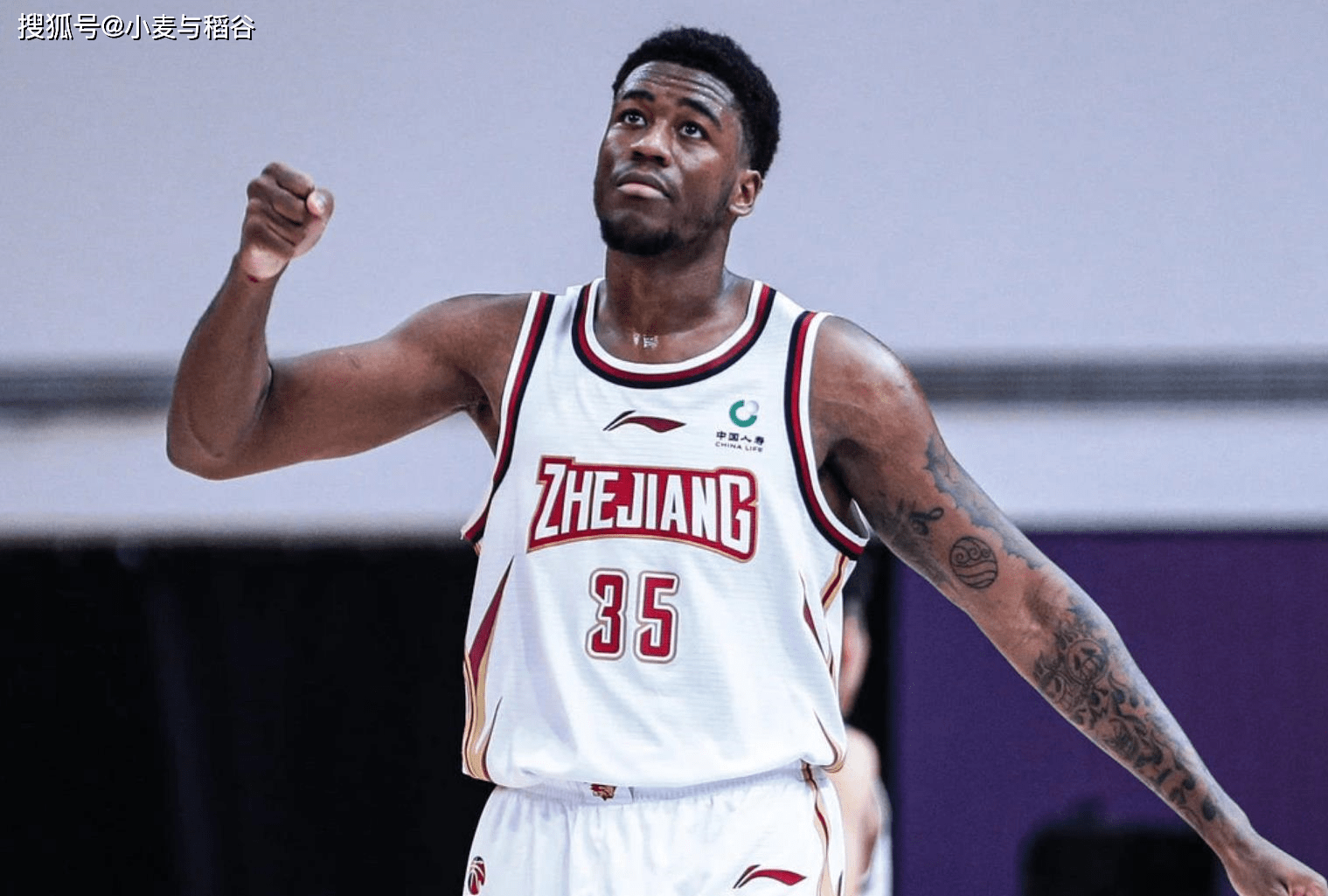 瓯越金雕队对阵关东雷霆队，摔跤巡回赛险胜，内线统治篮板——边后卫成为亮点的简单介绍