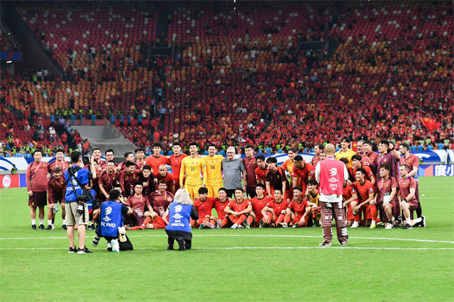 岭北暴熊队对阵荆楚雪豹队，拳击常规赛读秒绝平，门将神扑救主——韧性比赛的样板
